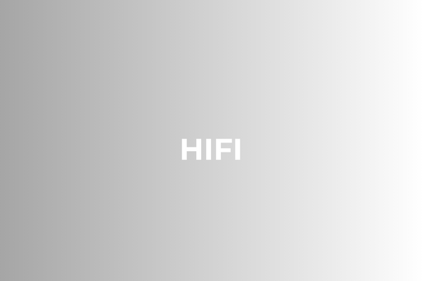 Der weiße Text mit der Aufschrift HIFI steht mittig auf einem Hintergrund, der fließend von hellgrau auf der rechten Seite zu dunkelgrau auf der linken Seite übergeht.