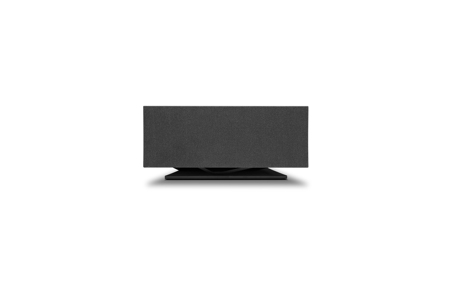 Ein rechteckiger, schwarzer Cambridge Audio EVO ONE All-in-One Premium-Lautsprecher mit Stofffront steht auf einem minimalistischen Standfuß, perfekt zentriert vor schwarzem Hintergrund - für raumfüllenden Klang und stilvolles Design.