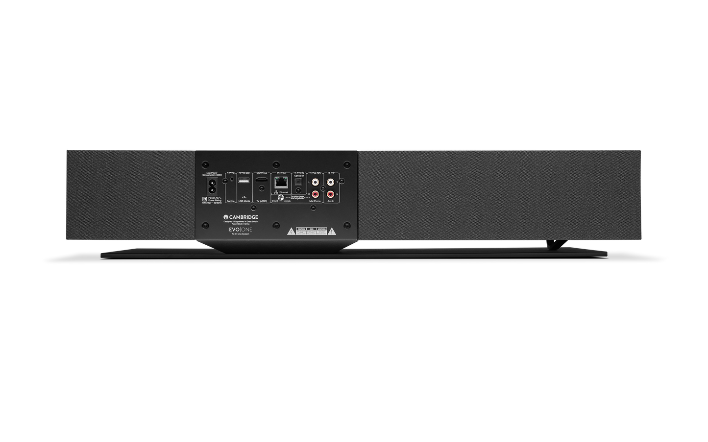 Rückansicht des Cambridge Audio EVO ONE All-in-One. Hervorzuheben sind die Audioeingangs- und -ausgangsanschlüsse - optische, koaxiale und Cinch-Anschlüsse -, die Netzbuchse und das Produktinformationsetikett für immersiven Sound.