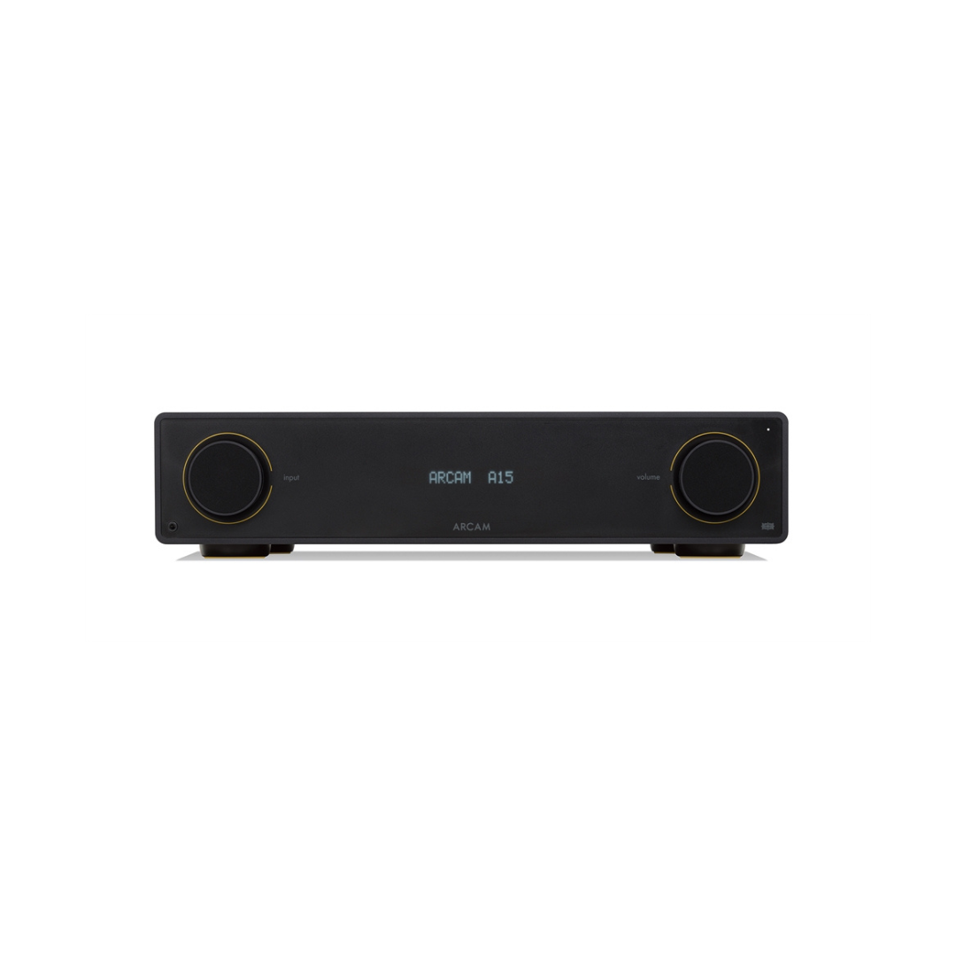 Ein ARCAM A15 Audio-Verstärker in Schwarz mit High-Definition-Audio und Bluetooth-Konnektivität, zentralem Digitaldisplay sowie zwei großen runden Reglern, frontal vor weißem Hintergrund abgebildet.
