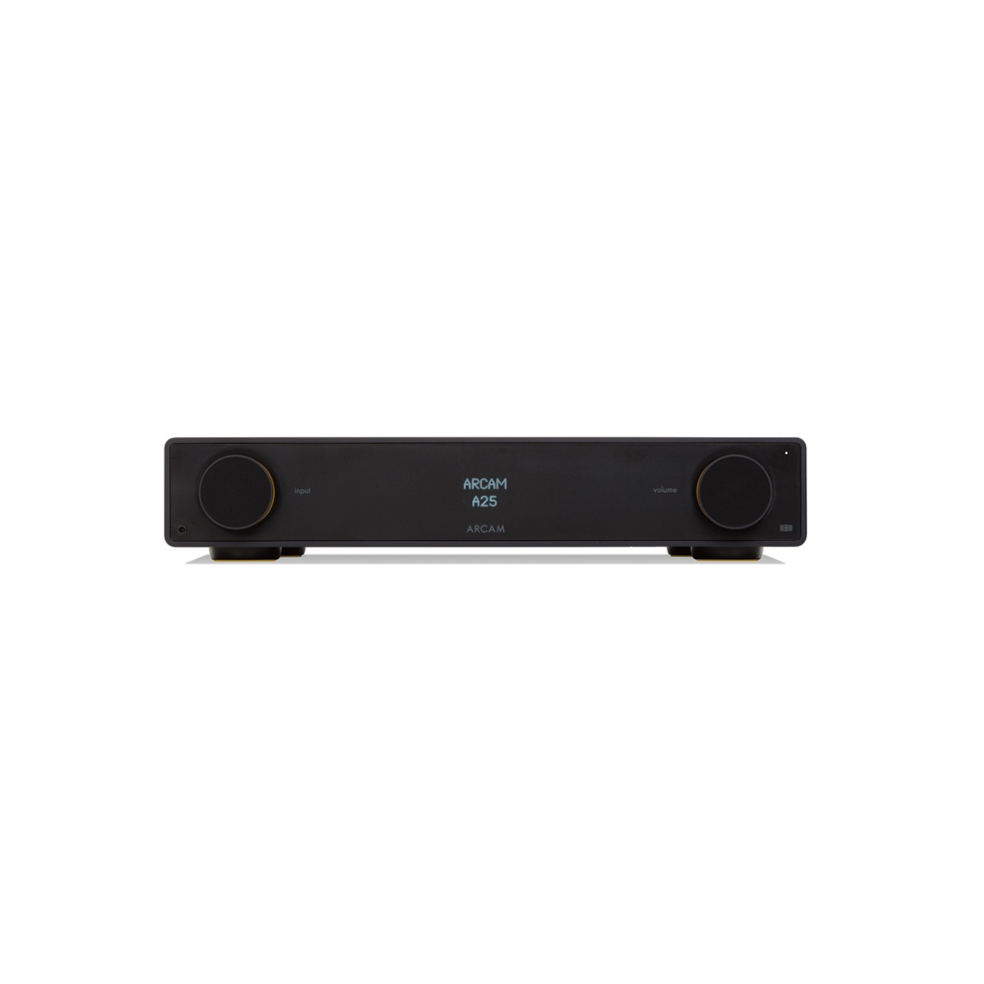 Der ARCAM A25 ist ein schwarzer Audioverstärker mit einem digitalen Display, zwei großen seitlichen Reglern, einer minimalistischen Frontplatte und einem Class-G-Verstärkerdesign, das vor einem weißen Hintergrund dargestellt ist.