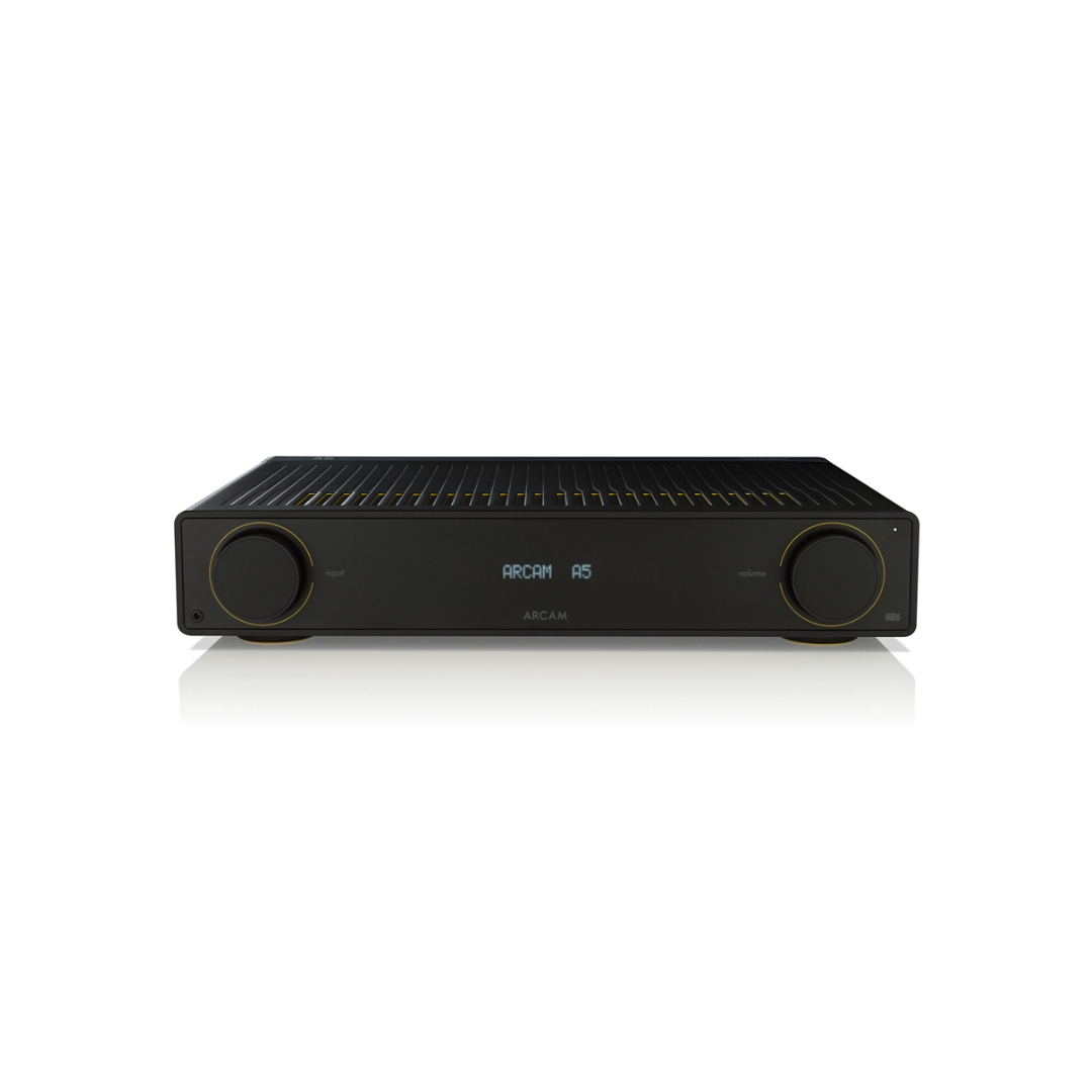 Ein ARCAM A5 Verstärker in Schwarz mit zwei großen runden Reglern neben einem Digitaldisplay und Bluetooth-Musikstreaming, abgebildet vor weißem Hintergrund.