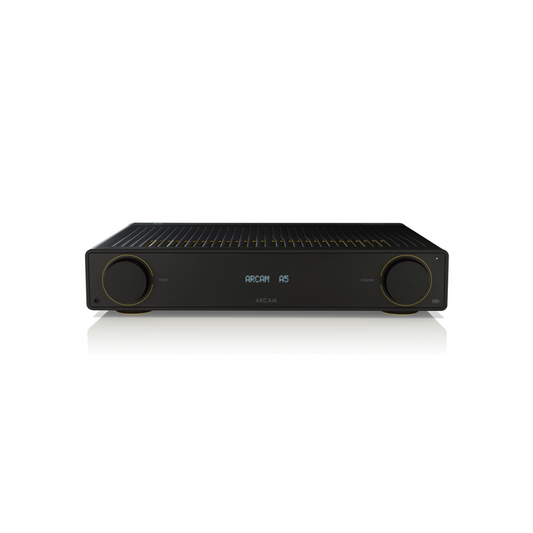 Ein ARCAM A5 Verstärker in Schwarz mit zwei großen runden Reglern neben einem Digitaldisplay und Bluetooth-Musikstreaming, abgebildet vor weißem Hintergrund.