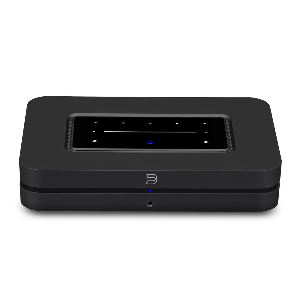 Der Bluesound NODE in Schwarz besticht durch sein modernes, minimalistisches Design mit Touchscreen-Panel und blauer Kontrollleuchte - perfekt für Deine Streaming-Zentrale.