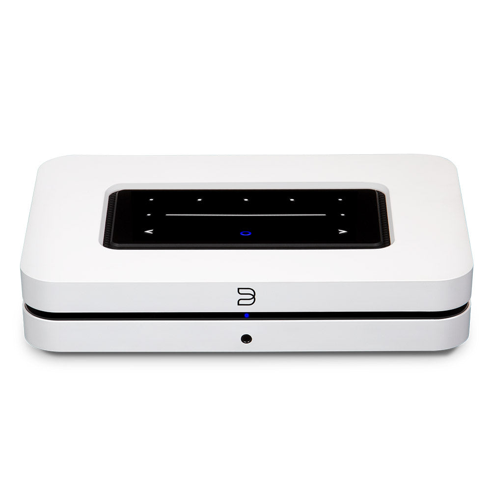 Der Bluesound NODE in Weiß ist eine elegante Streaming-Zentrale mit schwarzem Touch-Panel, beleuchteten Bedienfeldern und blauem Akzentlicht auf der Vorderseite.