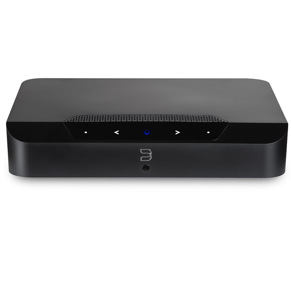 Der Bluesound POWERNODE EDGE in Schwarz ist ein schlanker Streaming-Vollverstärker in minimalistischem Design mit zentralem Logo, Touch-Buttons und einer blauen LED-Anzeige auf der Frontplatte.