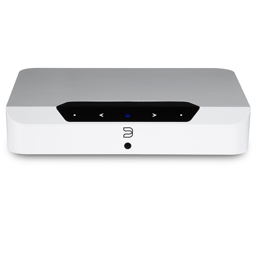Die Bluesound POWERNODE EDGE in Weiß ist ein schlankes Gerät mit schwarzem Touch-Bedienfeld und zentralem Blaulicht - perfekt für modernes Musik-Streaming.
