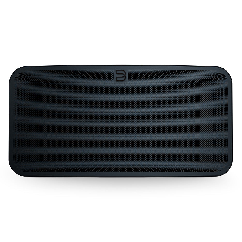 Der Bluesound PULSE 2i in Schwarz ist ein rechteckiger Streaming-Lautsprecher mit Mesh-Front und dezentem Logo oben, ideal für audiophile Erlebnisse.