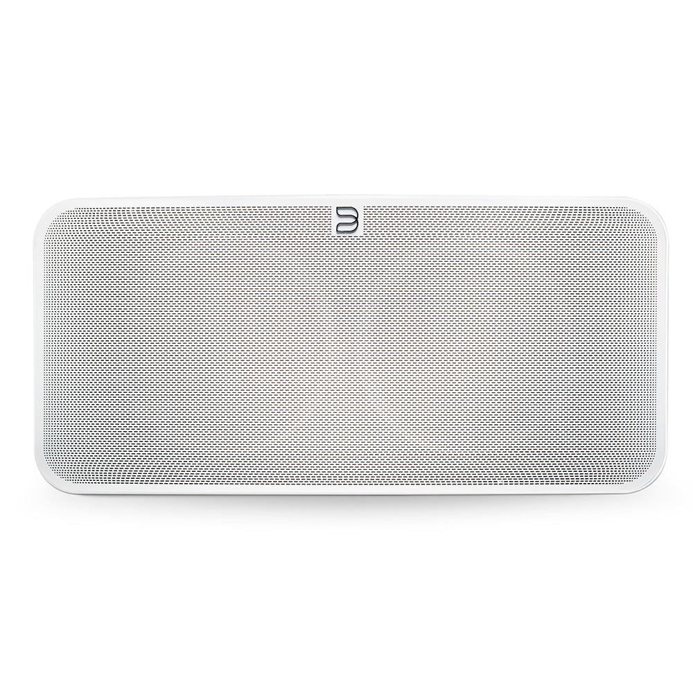 Der Bluesound PULSE 2i in Weiß ist ein rechteckiger kabelloser Streaming-Lautsprecher mit abgerundeten Ecken, Mesh-Frontgitter und einem kleinen Logo in der oberen Mitte - ideal für audiophile Erlebnisse.