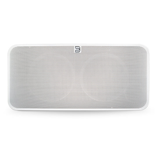Der Bluesound PULSE 2i in Weiß ist ein rechteckiger kabelloser Streaming-Lautsprecher mit abgerundeten Ecken, Mesh-Frontgitter und einem kleinen Logo in der oberen Mitte - ideal für audiophile Erlebnisse.