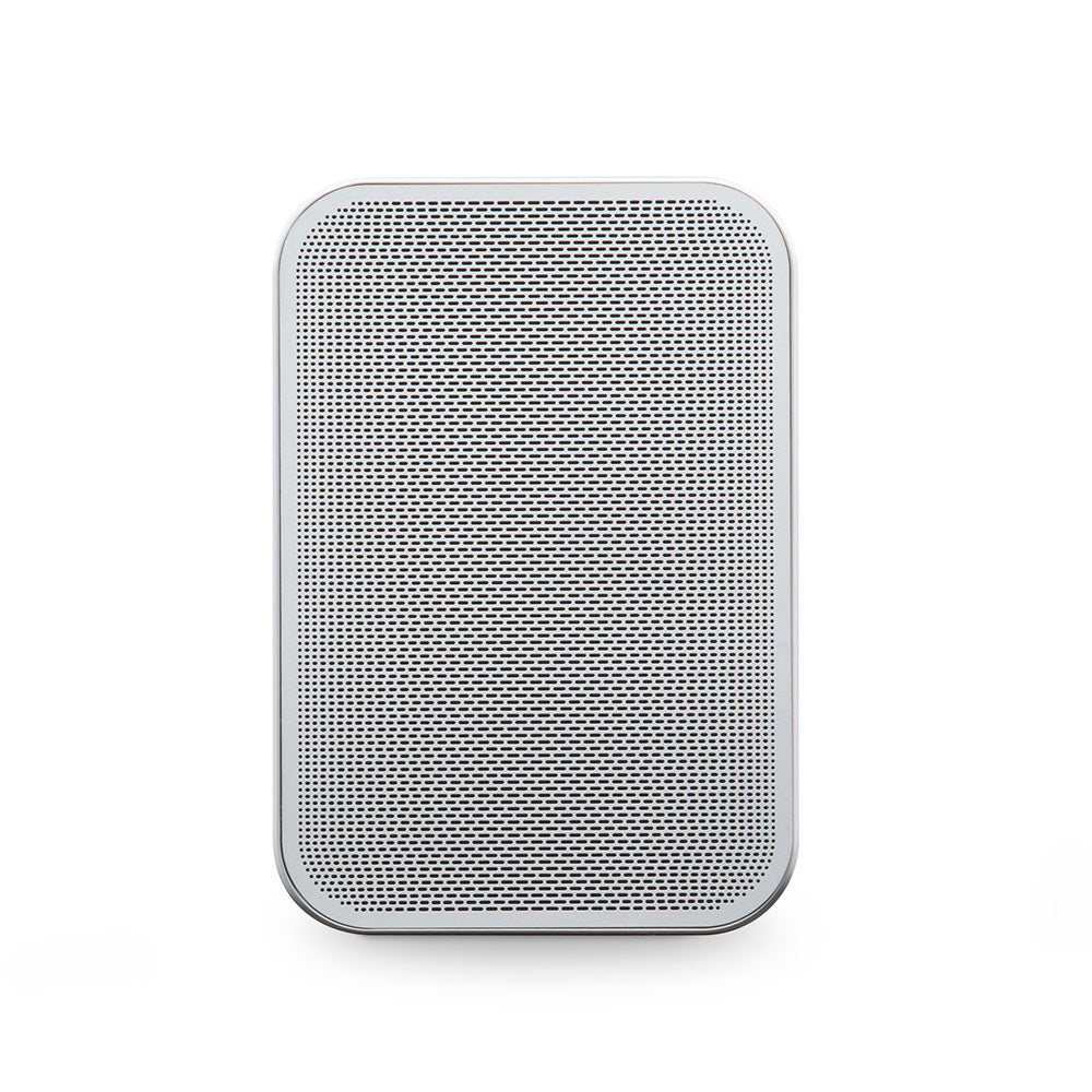 Ein rechteckiger, weißer Bluesound PULSE FLEX 2i Smart Speaker mit abgerundeten Kanten und einem perforierten Frontgitter wird vor einem schlichten weißen Hintergrund gezeigt. Einfach zu steuern über die BluOS Controller App.