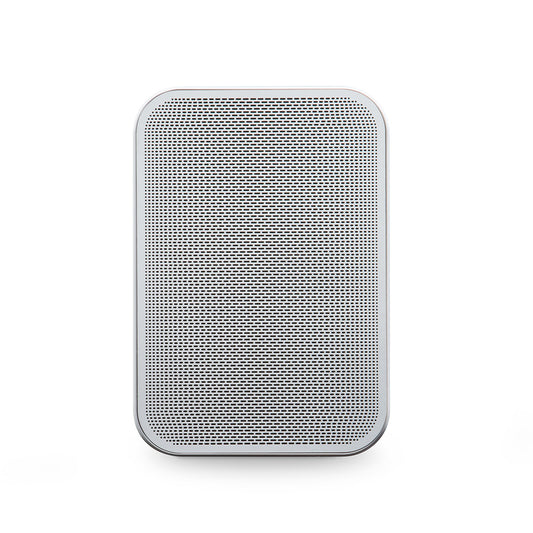 Ein rechteckiger, weißer Bluesound PULSE FLEX 2i Smart Speaker mit abgerundeten Kanten und einem perforierten Frontgitter wird vor einem schlichten weißen Hintergrund gezeigt. Einfach zu steuern über die BluOS Controller App.
