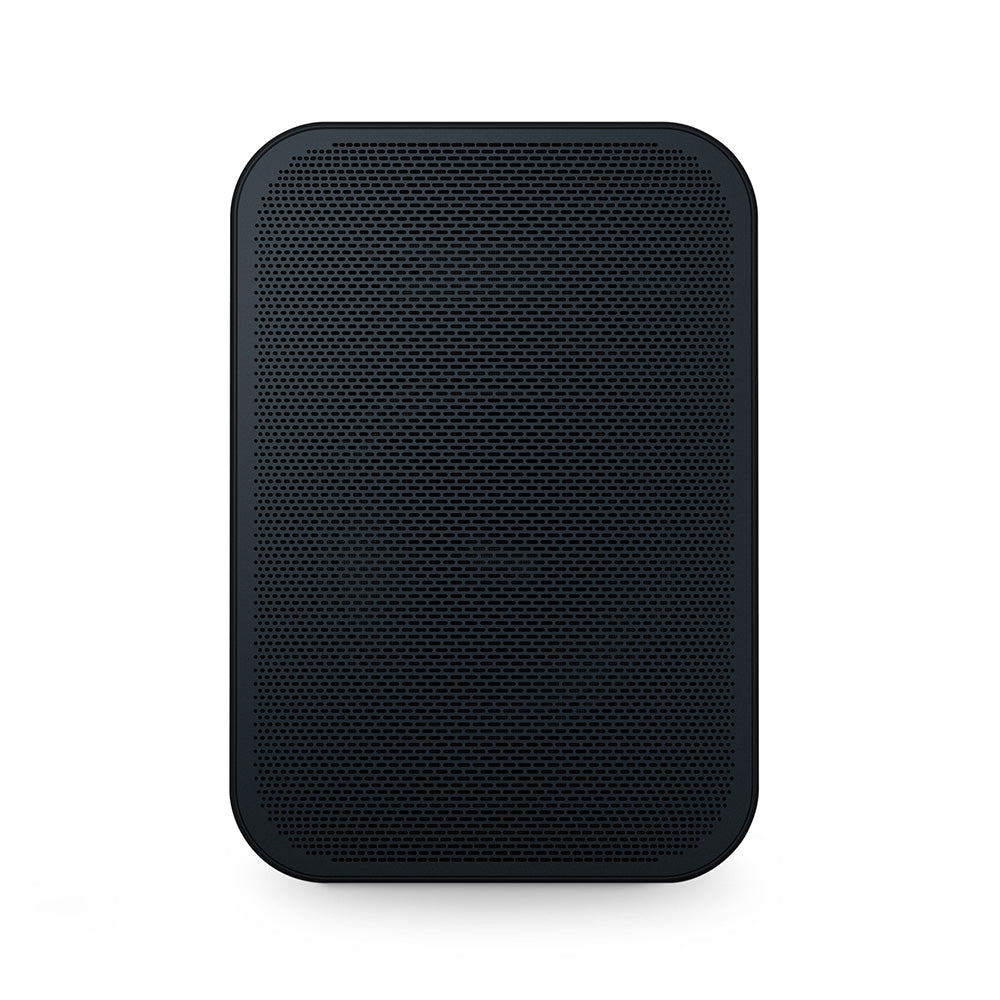 Der Bluesound PULSE FLEX 2i ist ein rechteckiger Smart Speaker in Schwarz mit abgerundeten Ecken und einem perforierten Frontgitter, das sich vor einem schlichten weißen Hintergrund präsentiert.