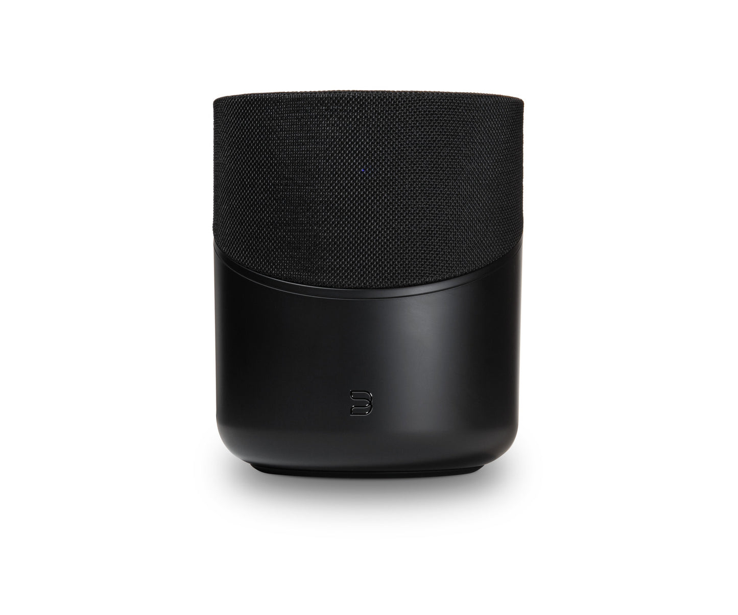 Der Bluesound PULSE M in Schwarz hat eine stoffbespannte Oberseite, eine glatte Unterseite und ein kleines Frontlogo. Dieser kabellose Lautsprecher bietet HiFi-Stereoklang und 360° Klangverteilung. Abgebildet vor einem weißen Hintergrund.