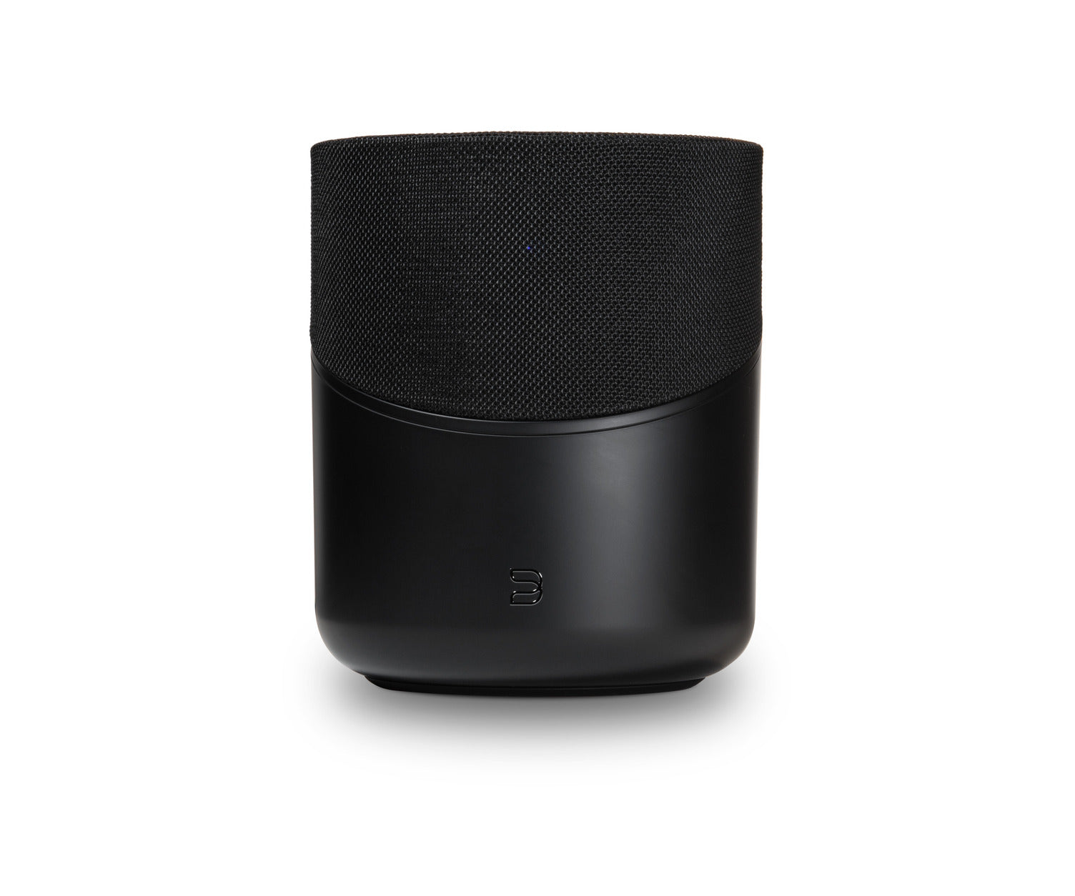 Der Bluesound PULSE M in Schwarz hat eine stoffbespannte Oberseite, eine glatte Unterseite und ein kleines Frontlogo. Dieser kabellose Lautsprecher bietet HiFi-Stereoklang und 360° Klangverteilung. Abgebildet vor einem weißen Hintergrund.