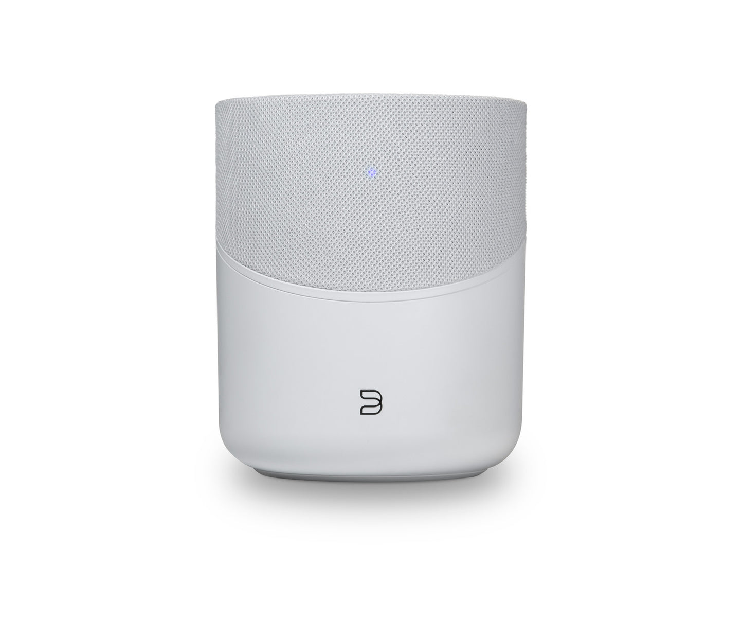 Der Bluesound PULSE M in Weiß besticht durch ein modernes Design mit grauem Mesh-Obermaterial, einer blauen LED auf der Vorderseite, minimalistischem Logo an der Basis und liefert eine 360° Klangverteilung für immersiven Sound, der sich vor einem schlichten weißen Hintergrund präsentiert.