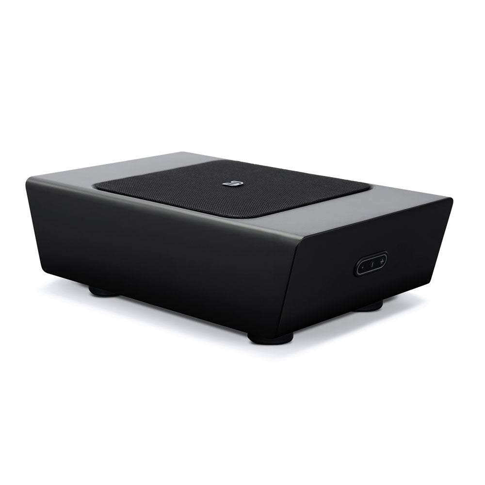 Der Bluesound PULSE SUB in Schwarz ist ein schlanker, rechteckiger Aktivsubwoofer mit einer strukturierten Oberseite und seitlichen Bedienelementen, leicht erhöht auf kleinen Füßen für die nahtlose Integration in Ihr Multiroom-Audiosystem.