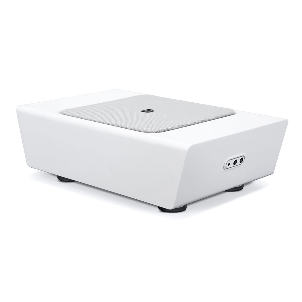 Der Bluesound PULSE SUB ist ein schlanker, rechteckiger, weißer Subwoofer mit abgerundeten Kanten und einer kleinen, seitlichen Knopfleiste. Er steht auf vier kurzen schwarzen Füßen und ist ideal für jedes Multiroom-Audiosystem.