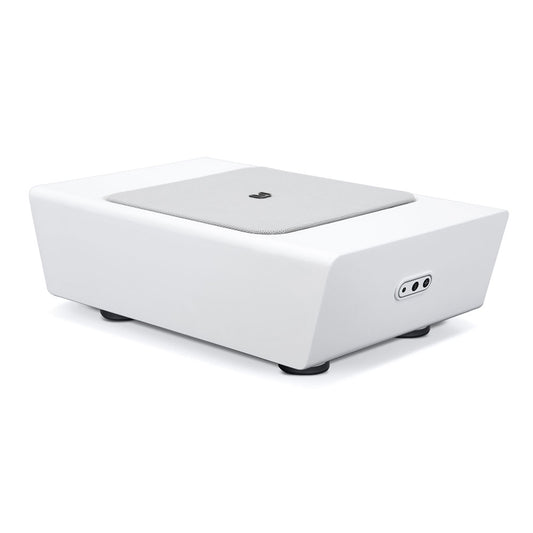 Der Bluesound PULSE SUB ist ein schlanker, rechteckiger, weißer Subwoofer mit abgerundeten Kanten und einer kleinen, seitlichen Knopfleiste. Er steht auf vier kurzen schwarzen Füßen und ist ideal für jedes Multiroom-Audiosystem.