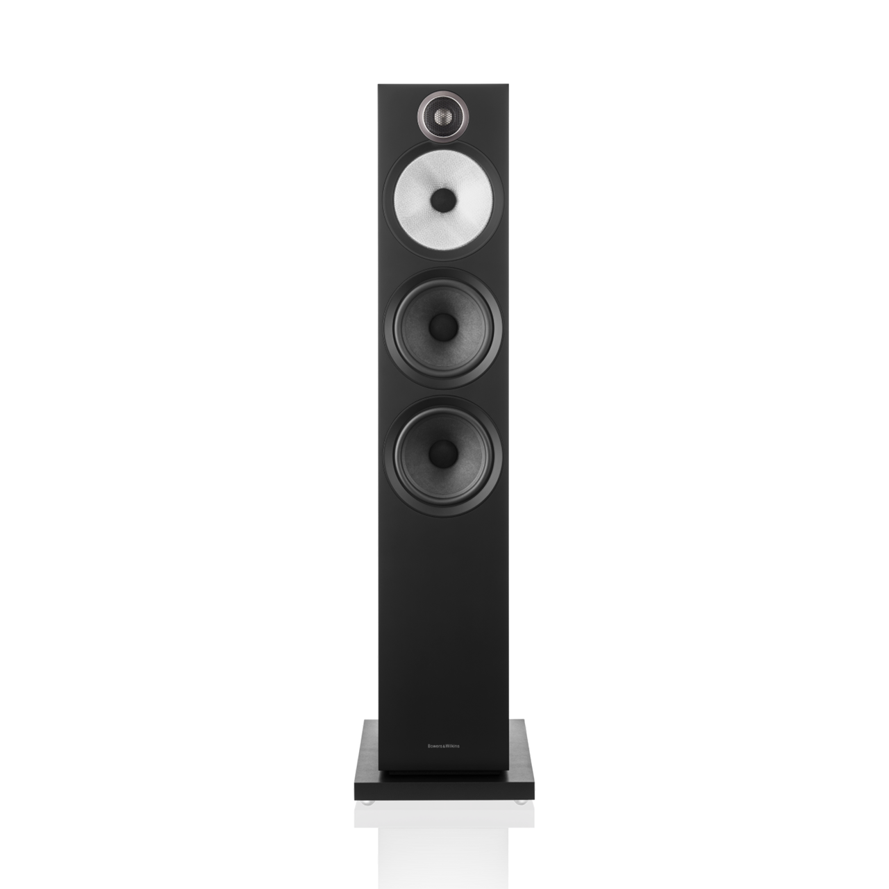 Ein hohes Bowers & Wilkins 603 S3 Standlautsprecher-Stück in Schwarz mit drei runden Continuum™-Membran-Treibern und einem Titankalotten-Hochtöner auf der Oberseite steht auf einem quadratischen Sockel, fotografiert vor einem schlichten Hintergrund.
