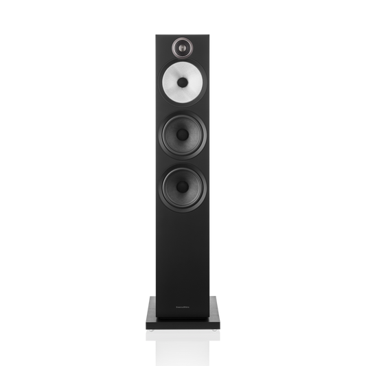 Ein hohes Bowers & Wilkins 603 S3 Standlautsprecher-Stück in Schwarz mit drei runden Continuum™-Membran-Treibern und einem Titankalotten-Hochtöner auf der Oberseite steht auf einem quadratischen Sockel, fotografiert vor einem schlichten Hintergrund.
