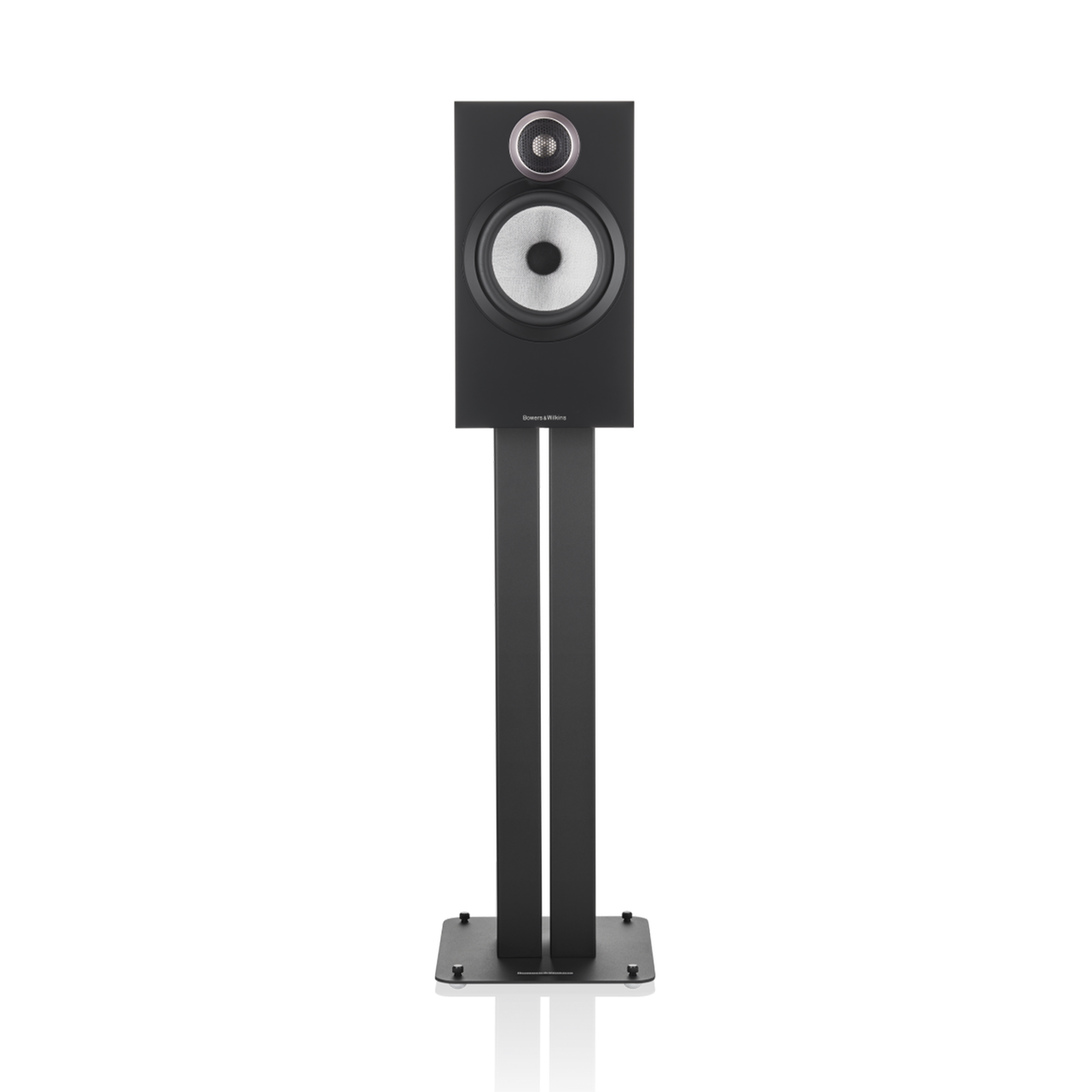 Ein schwarzes Bowers & Wilkins 606 S3 Regallautsprecher-Stück mit Silberkonus und Titankalotten-Hochtöner™ steht auf einem hohen, stabilen schwarzen Ständer vor einem schlichten Hintergrund.