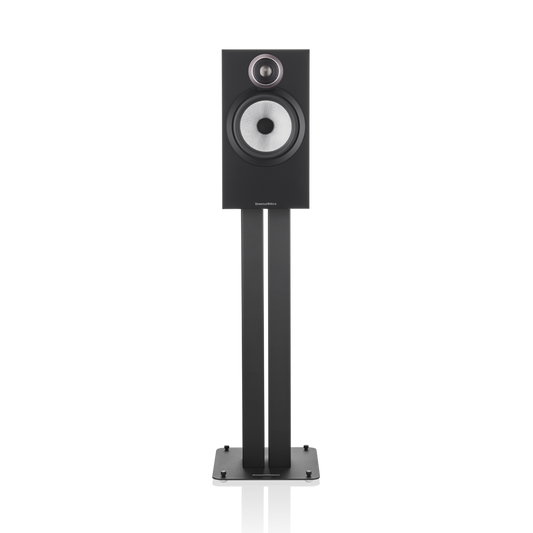 Ein schwarzes Bowers & Wilkins 606 S3 Regallautsprecher-Stück mit Silberkonus und Titankalotten-Hochtöner™ steht auf einem hohen, stabilen schwarzen Ständer vor einem schlichten Hintergrund.