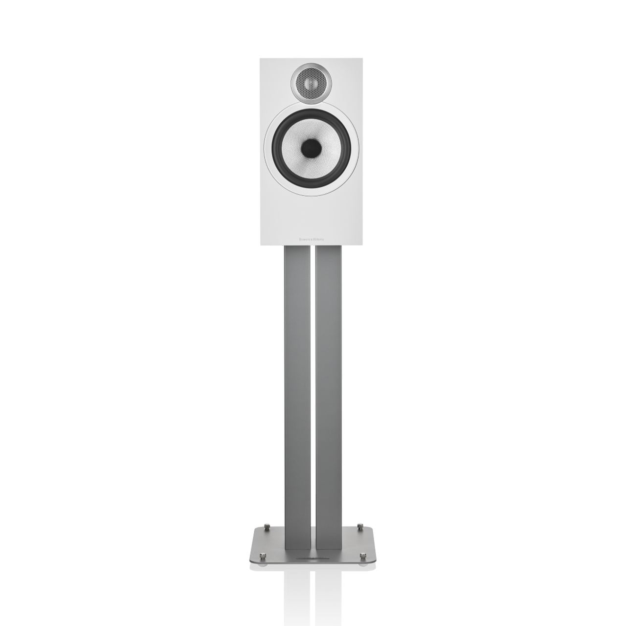 Ein weißes Bowers & Wilkins 606 S3 Regallautsprecher Stück mit rundem Tieftöner und Titankalotten-Hochtöner™ steht auf einem hohen silbernen Ständer vor einem schlichten, hellen Hintergrund. Die rechte Seite des Bildes ist teilweise beschnitten.