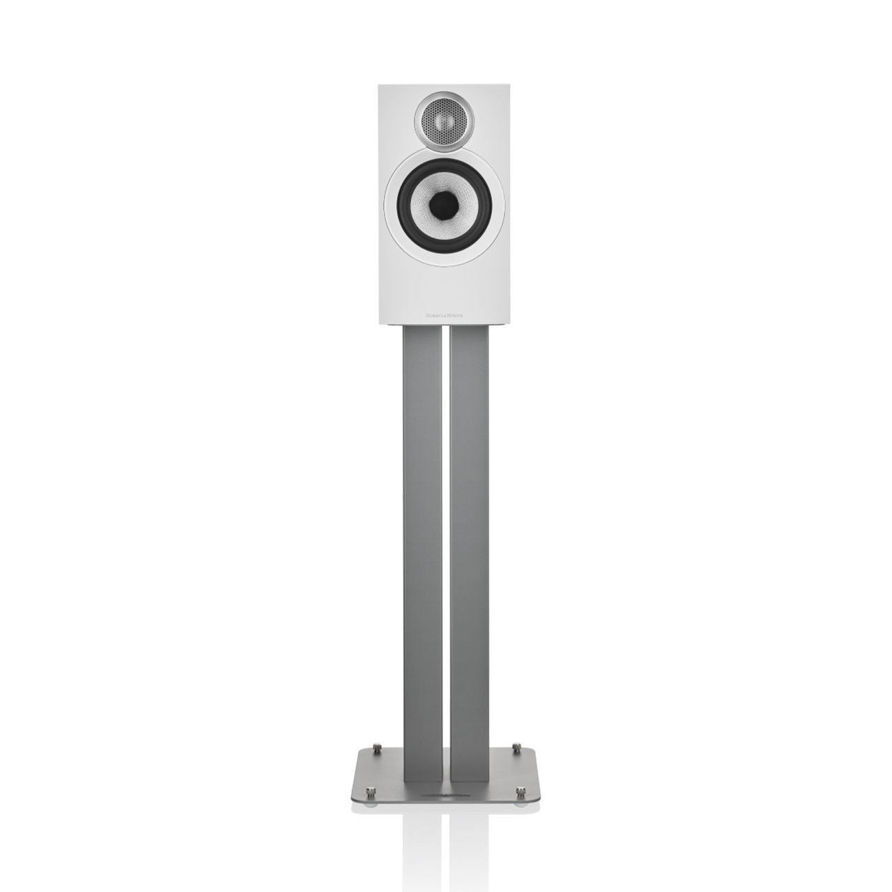 Ein Bowers & Wilkins 607 S3 Regallautsprecher aus Eichenholz steht auf einem hohen silbernen Metallständer vor einem schlichten Hintergrund. Er ist mit einem Titankalotten-Hochtöner und einer Continuum-Membran ausgestattet, deren kreisförmiges Gitter nach vorne zeigt.