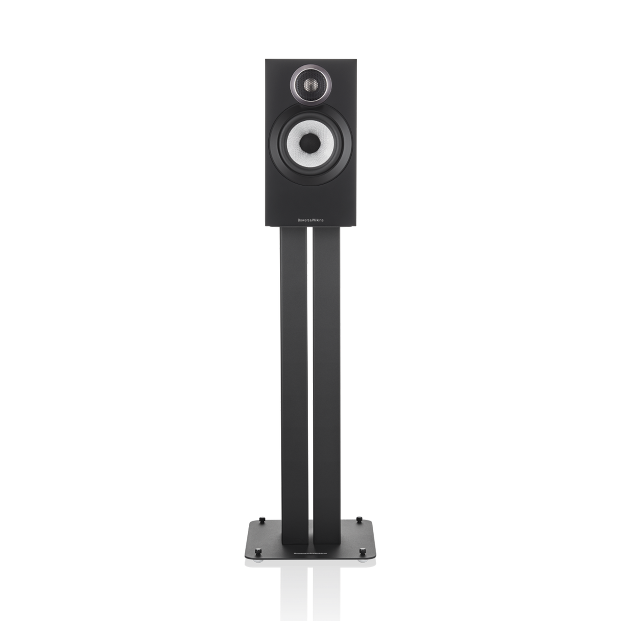 Ein einzelnes schwarzes Bowers & Wilkins 607 S3 Regallautsprecher-Stück mit silbernem und schwarzem Tieftöner und Titankalotten-Hochtöner ist auf einem hohen schlanken schwarzen Ständer vor einem schlichten schwarzen Hintergrund montiert.