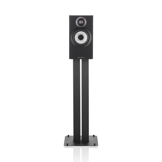 Ein einzelnes schwarzes Bowers & Wilkins 607 S3 Regallautsprecher-Stück mit silbernem und schwarzem Tieftöner und Titankalotten-Hochtöner ist auf einem hohen schlanken schwarzen Ständer vor einem schlichten schwarzen Hintergrund montiert.