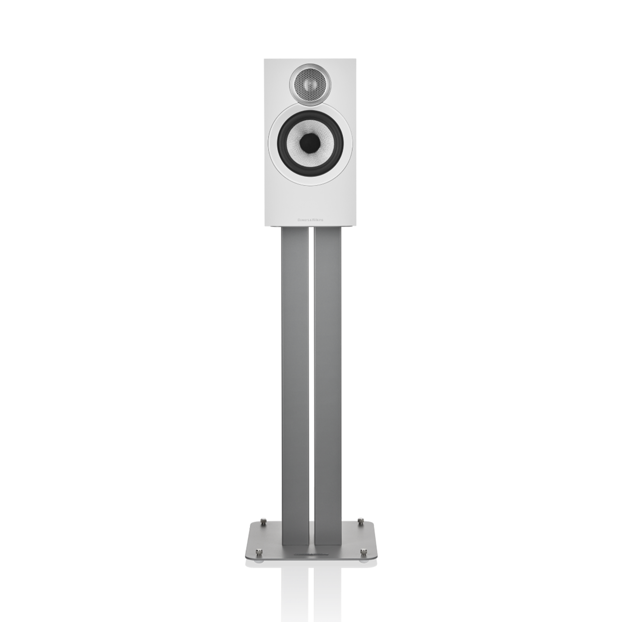 Ein weißes Bowers & Wilkins 607 S3 Regallautsprecher Stück mit rundem Woofer und Titankalotten-Hochtöner steht auf einem hohen, modernen silbernen Standfuß mit rechteckigem Sockel vor schwarzem Hintergrund.