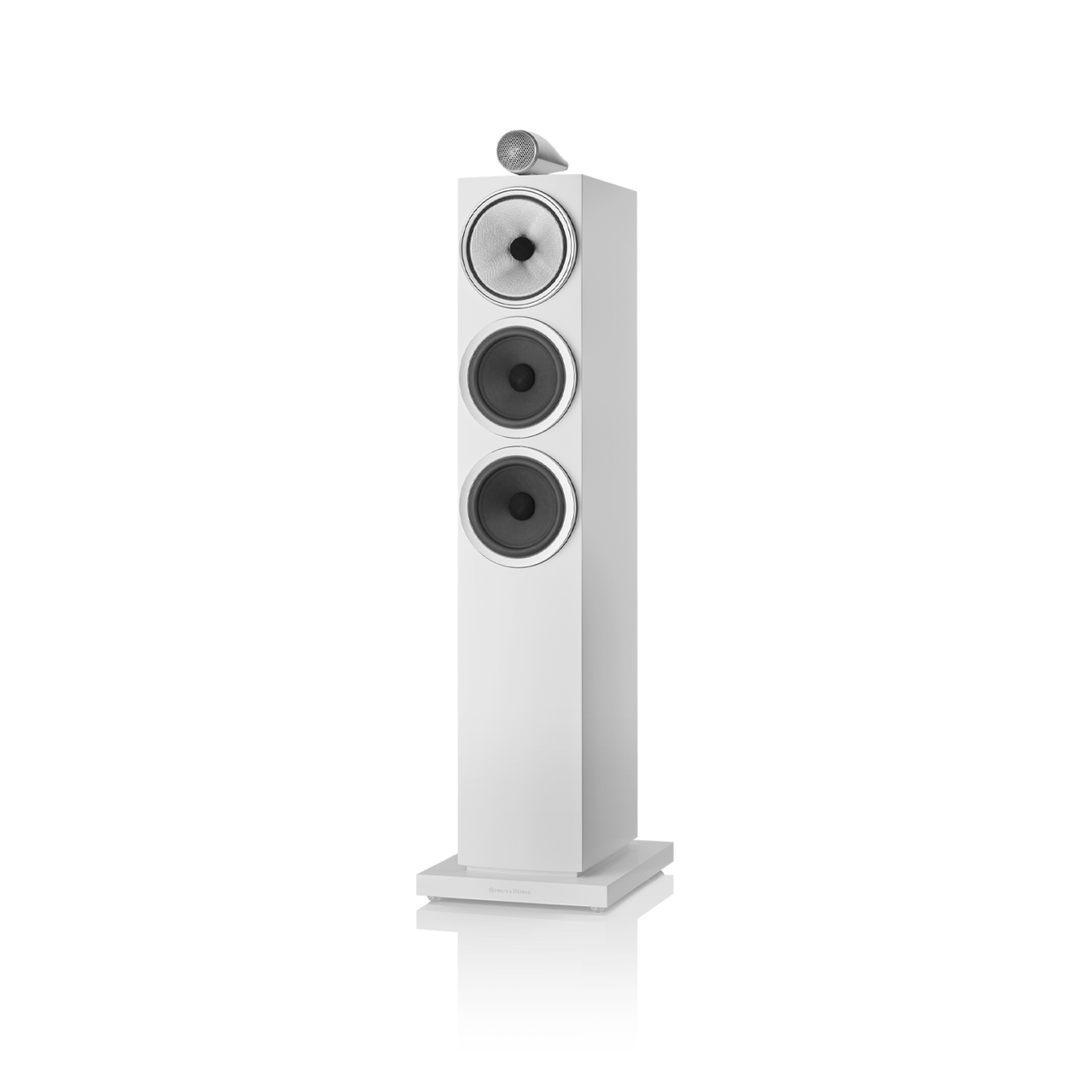 Der Bowers & Wilkins 703 S3 Standlautsprecher Stück ist ein hoher, moderner weißer Standlautsprecher mit drei schwarz-silbernen Treibern, einem entkoppelten FST™ Continuum-Mitteltöner, einem Aerofoil-Profil-Tieftöner und einer abgerundeten Basis, die vor einem hellen Hintergrund stehen.