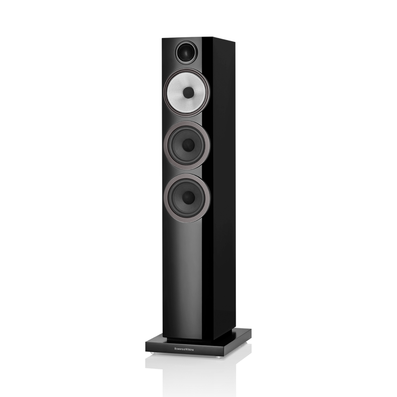 Der Bowers & Wilkins 704 S3 Standlautsprecher Stück in Glanzschwarz ist ein hoher Lautsprecher mit vier kreisförmigen Frontelementen: einem oberen Hochtöner und drei größeren Continuum-Cone-FST™-Treibern, die alle auf einer rechteckigen Basis stehen.