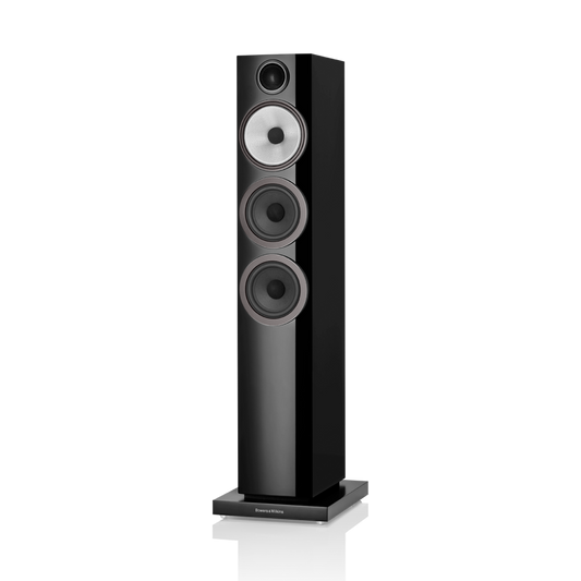 Der Bowers & Wilkins 704 S3 Standlautsprecher Stück in Glanzschwarz ist ein hoher Lautsprecher mit vier kreisförmigen Frontelementen: einem oberen Hochtöner und drei größeren Continuum-Cone-FST™-Treibern, die alle auf einer rechteckigen Basis stehen.