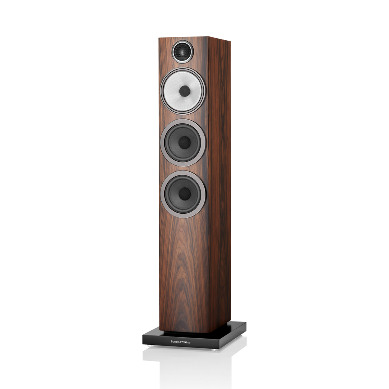 Der Bowers & Wilkins 704 S3 Standlautsprecher Stück in Mocha verfügt über drei runde Treiber, darunter ein Continuum-Cone-FST™-Treiber und ein Hochtöner, die alle elegant auf einem rechteckigen schwarzen Sockel stehen.