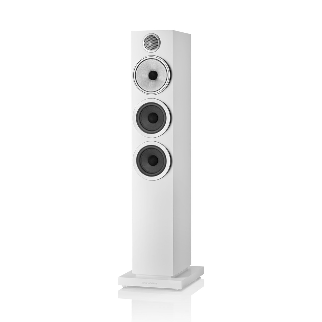 A Bowers & Wilkins 704 S3 Standlautsprecher Stück in Satinweiß, mit drei runden Treibern inklusive Continuum-Cone-FST™-Treiber und kleinem Hochtöner oben, vor neutralem Hintergrund.