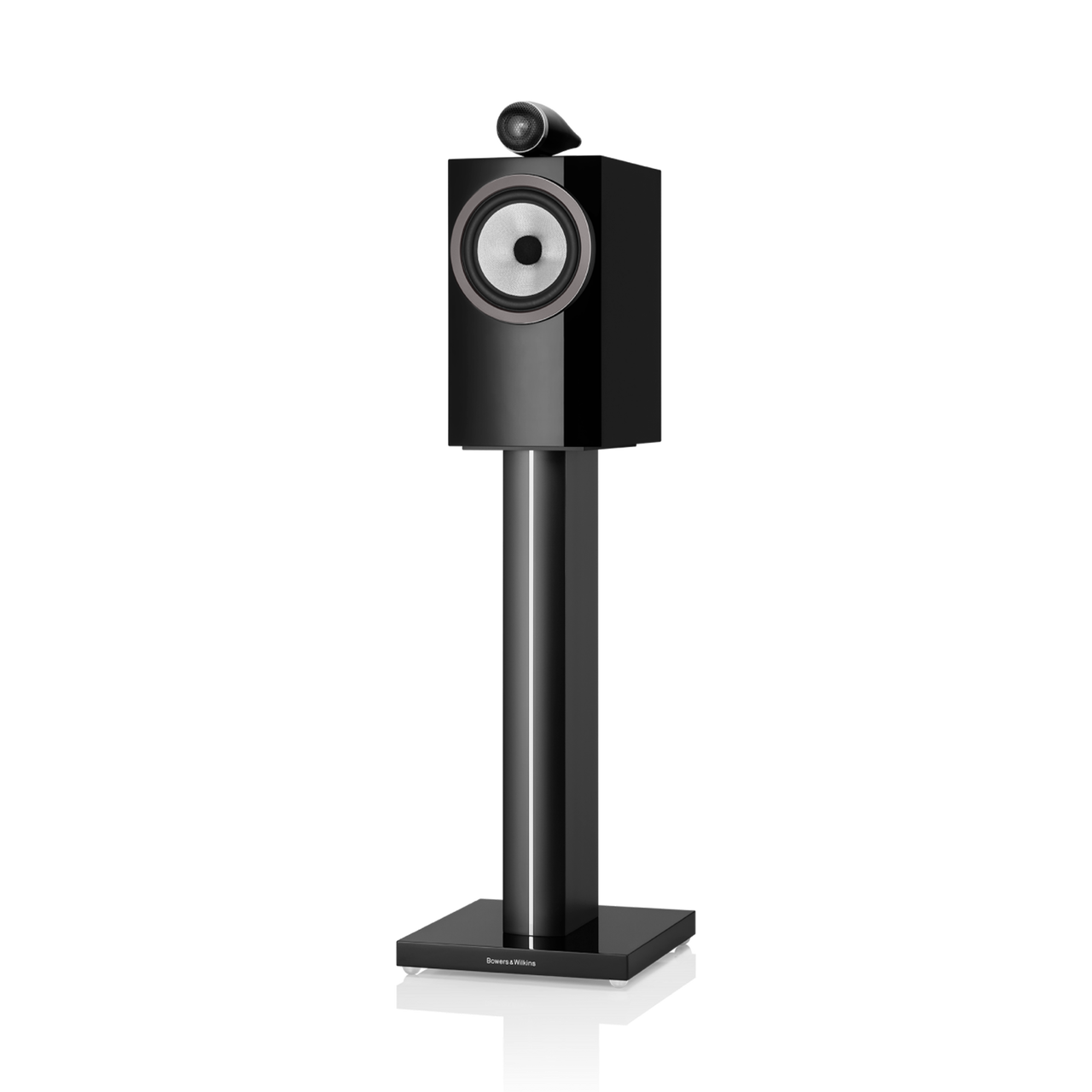Ein glanzschwarzer Bowers & Wilkins 705 S3 Regallautsprecher mit Tweeter-on-Top-Design und silbernem Rundtreiber steht auf passendem schwarzen Ständer vor neutralem Hintergrund.