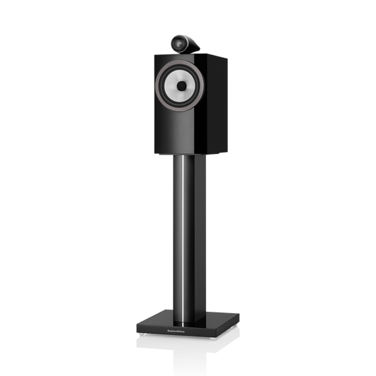 Ein glanzschwarzer Bowers & Wilkins 705 S3 Regallautsprecher mit Tweeter-on-Top-Design und silbernem Rundtreiber steht auf passendem schwarzen Ständer vor neutralem Hintergrund.