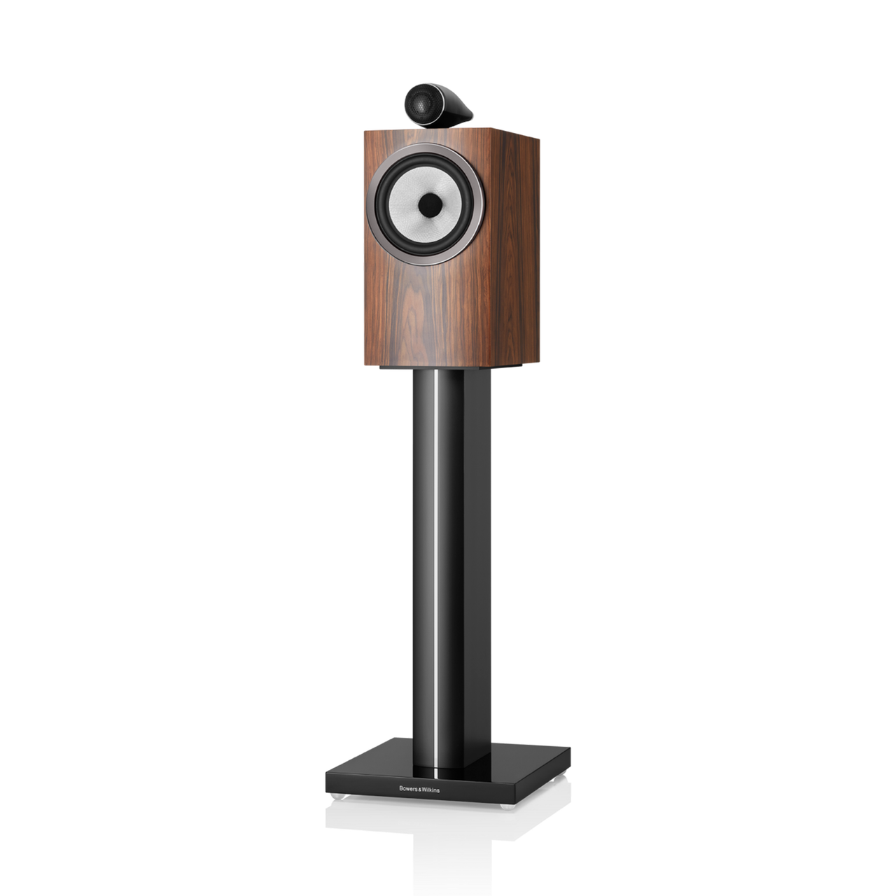 Der Bowers & Wilkins 705 S3 Regallautsprecher in Mocha ist auf einem schwarzen Metallständer montiert, der sein hochwertiges Design vor einem weißen Hintergrund präsentiert.