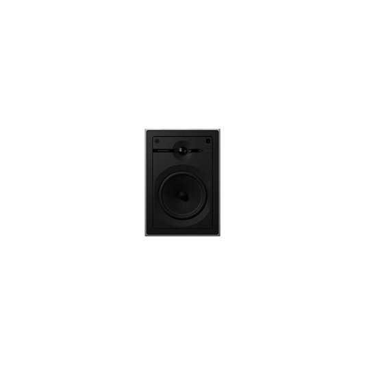 Ein einzelnes weißes Bowers & Wilkins CWM664 Wandeinbaulautsprecher-Stück mit rechteckigem Rahmen steht mittig vor einem schlichten schwarzen Hintergrund und verfügt über einen runden Tieftöner und einen kleineren Hochtöner mit Hochfrequenzschalter darüber.