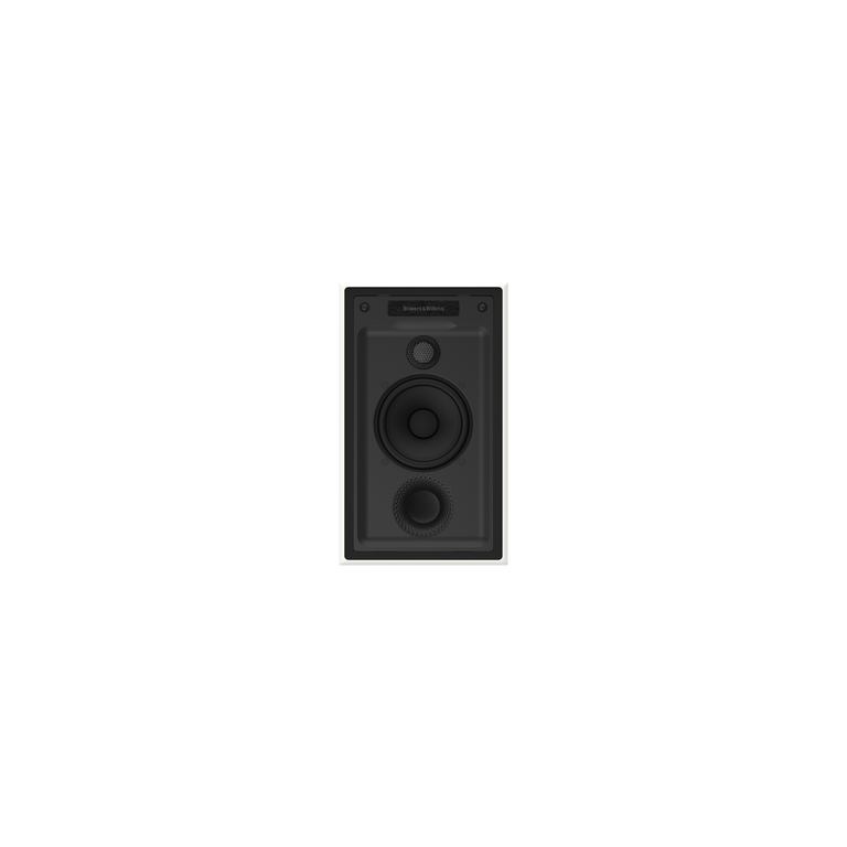 Ein weißes Bowers & Wilkins CWM7.5 S2 Wandeinbaulautsprecher-Stück ist an einer Wand mit einer hellgrauen Platte daneben vor einem schwarzen Hintergrund angebracht. Der Lautsprecher verfügt über mehrere Treiber und ein Etikett an der Oberseite für präzise Klangqualität.