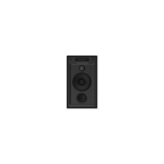 Ein weißes Bowers & Wilkins CWM7.5 S2 Wandeinbaulautsprecher-Stück ist an einer Wand mit einer hellgrauen Platte daneben vor einem schwarzen Hintergrund angebracht. Der Lautsprecher verfügt über mehrere Treiber und ein Etikett an der Oberseite für präzise Klangqualität.