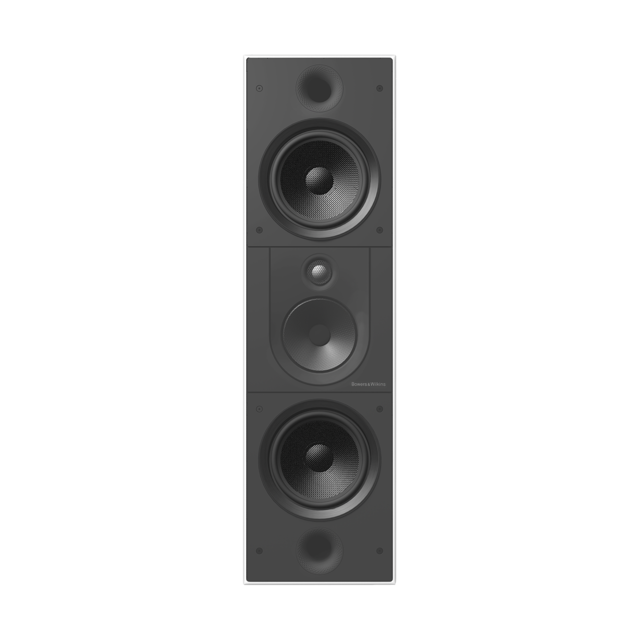 Weißer, rechteckiger Bowers & Wilkins CWM8.3 D Wandeinbaulautsprecher mit drei runden Treibern und Diamond-Dome-Hochtöner, hochkant neben einer grauen Wand montiert - das Branding betont seine High-End-Audioleistung.