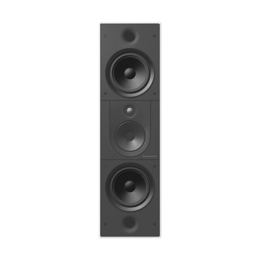 Weißer, rechteckiger Bowers & Wilkins CWM8.3 D Wandeinbaulautsprecher mit drei runden Treibern und Diamond-Dome-Hochtöner, hochkant neben einer grauen Wand montiert - das Branding betont seine High-End-Audioleistung.
