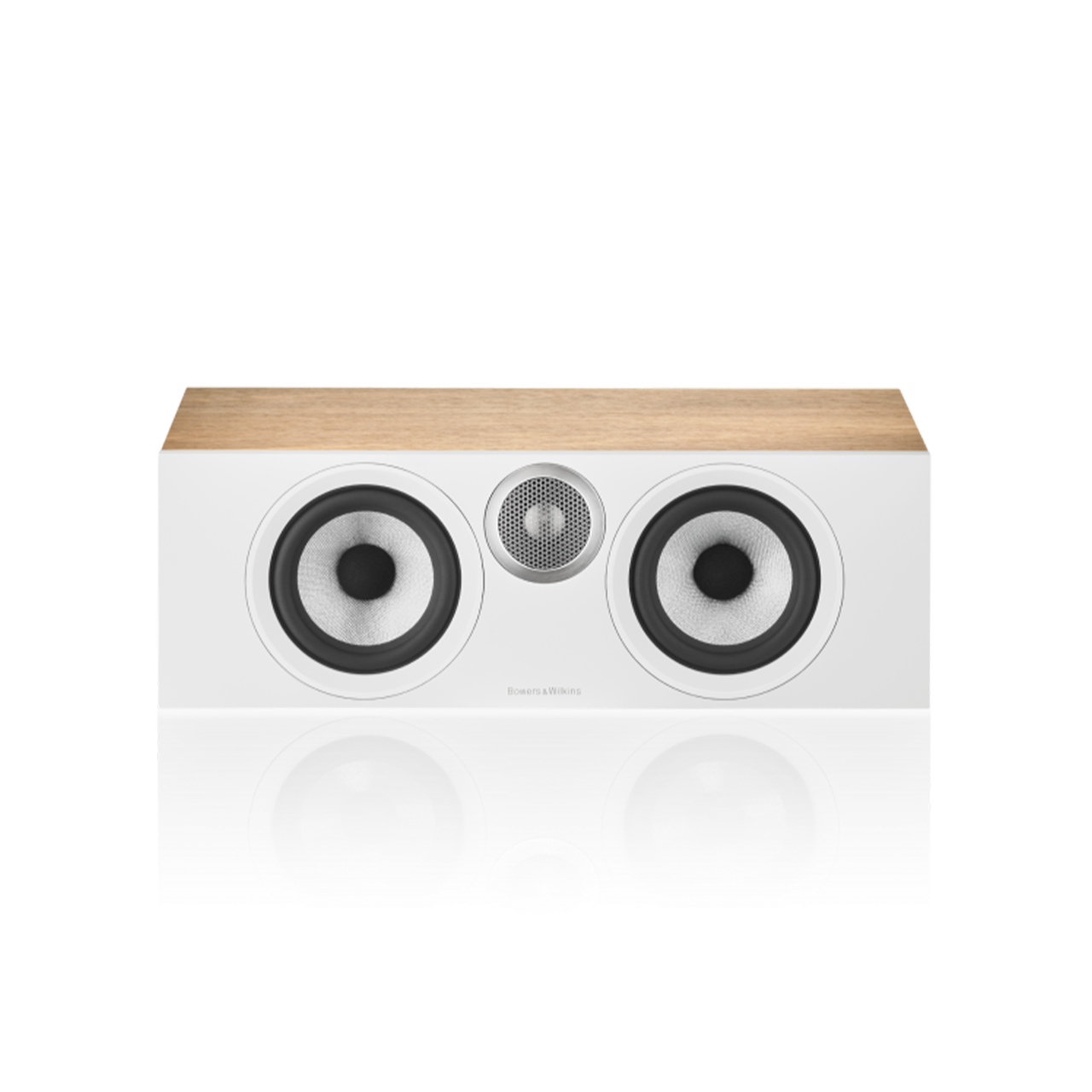 Der Bowers & Wilkins HTM6 S3 Centerlautsprecher in Eiche verfügt über zwei große runde Tieftöner und einen zentralen Titankalotten-Hochtöner, die alle stilvoll über einer glänzenden, reflektierenden Oberfläche angeordnet sind.