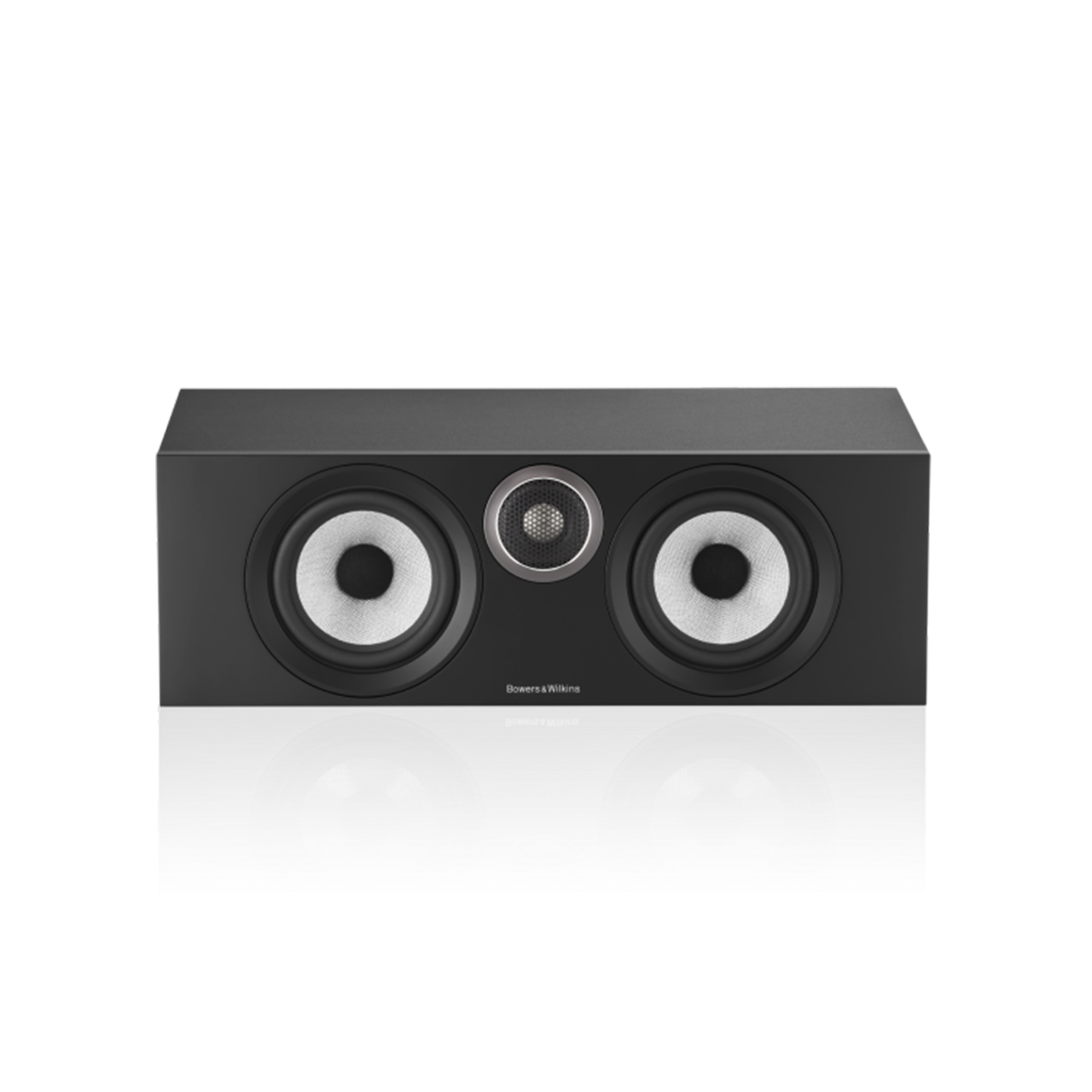 Der Bowers & Wilkins HTM6 S3 Centerlautsprecher in Schwarz mit zwei großen Rund-Treibern und Titankalotten-Hochtöner ist vor weißem Hintergrund abgebildet.