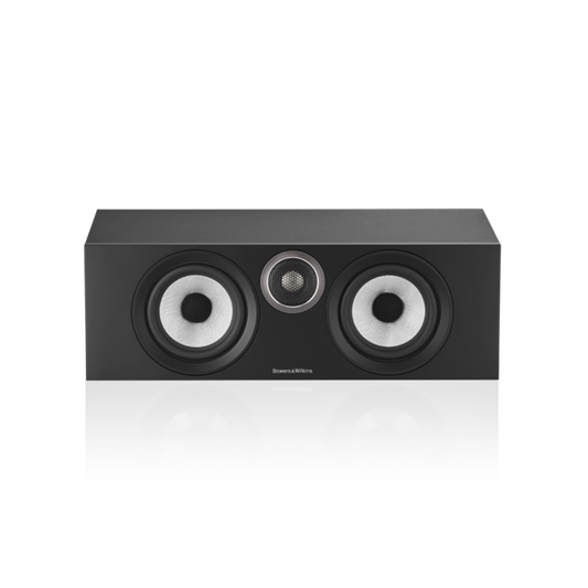 Der Bowers & Wilkins HTM6 S3 Centerlautsprecher in Schwarz mit zwei großen Rund-Treibern und Titankalotten-Hochtöner ist vor weißem Hintergrund abgebildet.