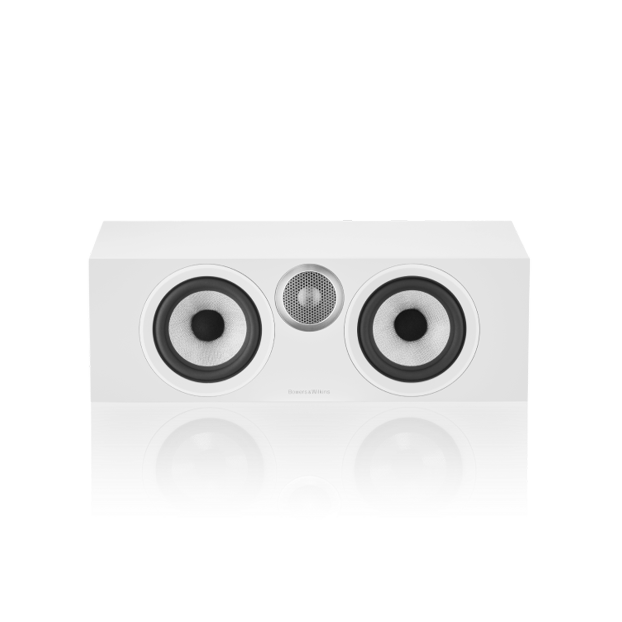 Ein Bowers & Wilkins HTM6 S3 Centerlautsprecher in Weiß mit zwei großen schwarz-weißen Tieftönern, die einen zentralen Titankalotten-Hochtöner flankieren, ausgestellt auf einer reflektierenden Oberfläche.