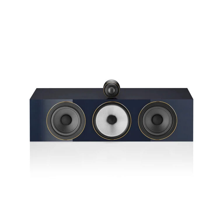 Der Bowers & Wilkins HTM71 S3 Signature Centerlautsprecher in Midnight Blue Metallic verfügt über drei runde Treiber und einen oben montierten Hochtöner vor weißem Hintergrund und bietet eine außergewöhnliche Klangwiedergabe.